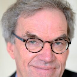 DJE Nederland - Groningen - Winsum - 09-12-2019
Douwe Jan Elzinga (Leek, 1950) is hoogleraar staatsrecht aan de Rijksuniversiteit Groningen.
Elzinga was voorzitter van de commissie-Elzinga, de staatscommissie voor Dualisme en Lokale Democratie. Deze commissie presenteerde begin 2000 haar eindrapport. Op basis van dit advies kwam de Wet dualisering gemeentebestuur tot stand. Elzinga toonde zich een groot voorstander van versterking van de lokale democratie.
Binnenlands Bestuur neemt na ruim 38 afscheid van columnist Douwe Jan Elzinga
Foto: Sake Elzinga